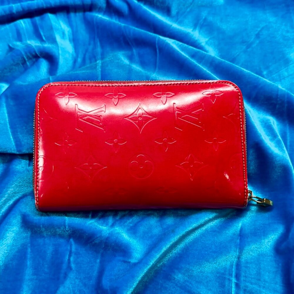Authentic Louis Vuitton Vernis Zippy Wallet / Card Holder / Passport Holder